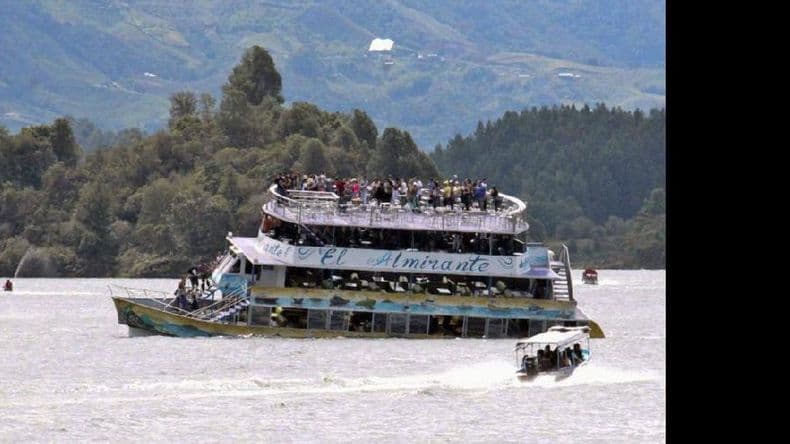 Búsqueda de desaparecidos tras un naufragio en Colombia