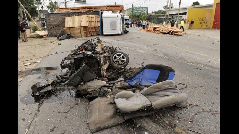 Tres muertos y un herido al chocar un coche y un camión en Quilmes