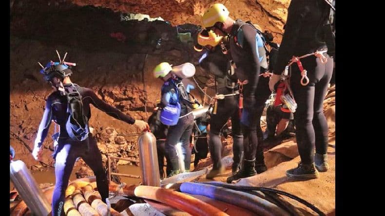 Rescataron a otros cuatro niños de la gruta inundada