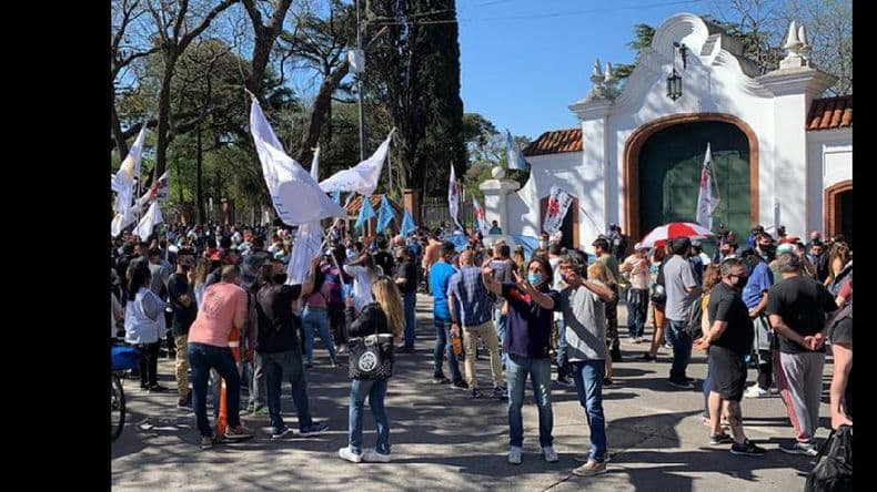 El Gobierno cuestionó el "banderazo" opositor, y condenó la convocatoria frente al domicilio de Cristina Kirchner