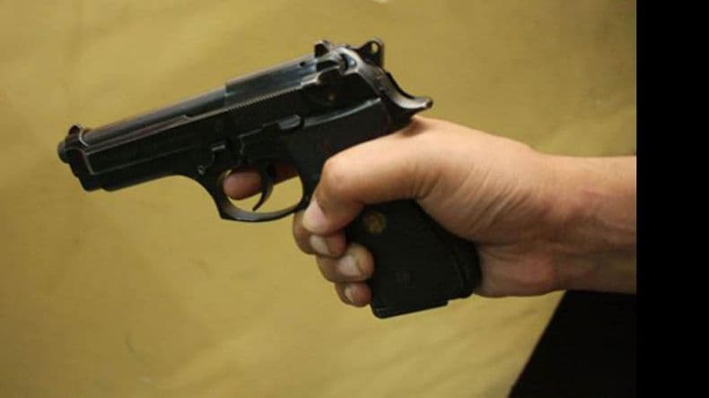Un hombre le disparó a otro desde un vehículo y luego se dio a la fuga