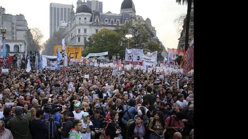 Multitudinaria concentración en la Plaza de Mayo por la desaparición de Maldonado