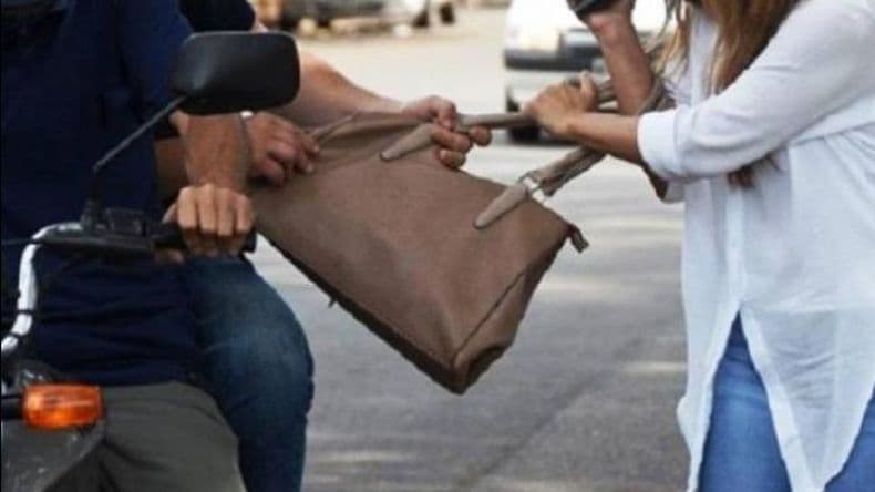 Una mujer sufrió el arrebato de la cartera cuando circulaba en moto