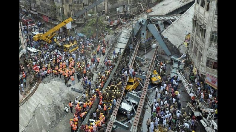 Más de 20 muertos y un centenar de heridos en el derrumbe de un paso en India
