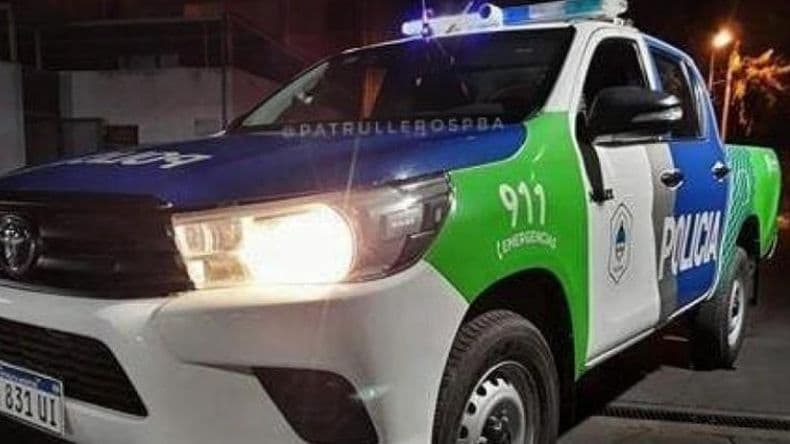 Un sujeto se quedó dormido en el patio de un vecino y se tapó con la lona de la pelopincho