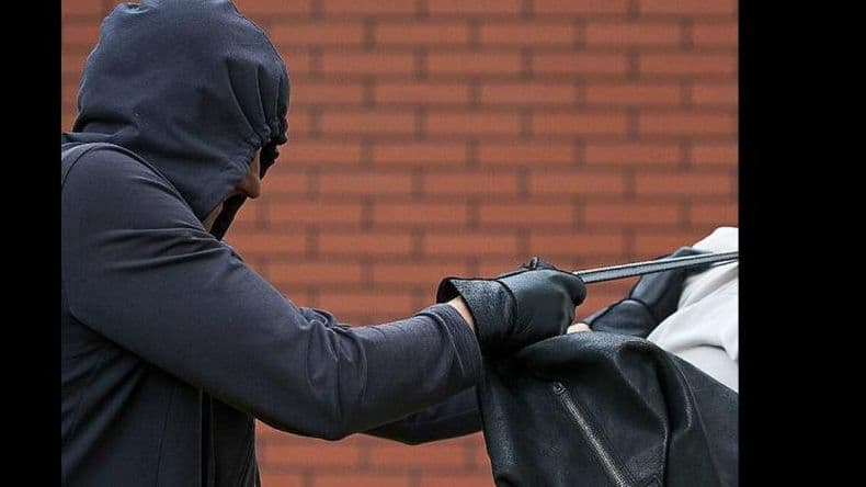 Le robó a menores, chocó un patrullero y se fugó corriendo