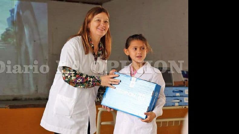 Alumnos de la EP Nº 1 recibieron computadoras del programa Clickear