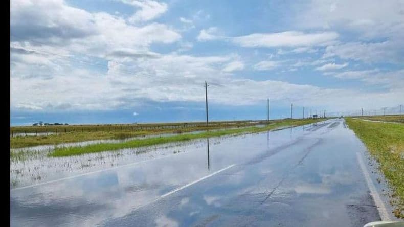 Por las lluvias, el agua cubrió un tramo de la Ruta Nº 7 y La Picasa continúa amenazante