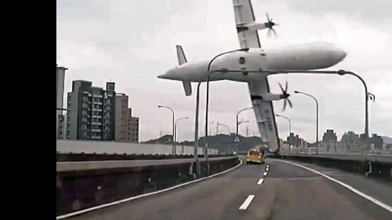 Al menos 25 muertos al caer un avión de pasajeros en un río en Taiwán