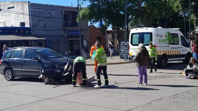 Abuela, madre y beba de 13 días chocaron en una moto contra un auto