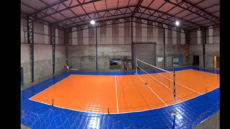 Argentino terminó la colocación del piso profesional en su cancha de voleibol