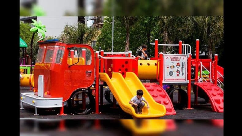Instalarán nuevos juegos en dos plazas de la ciudad y eliminarán los areneros