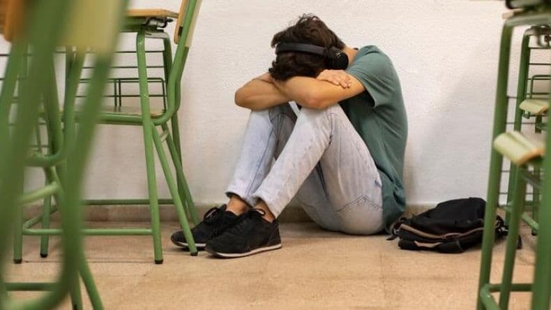 Agredieron a una madre fuera de la Escuela y cuestionan la situación en el aula