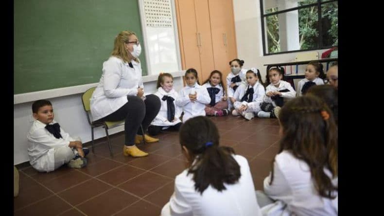Pese a las quejas de los gremios, confirman que la Provincia tendrá una hora más de clases