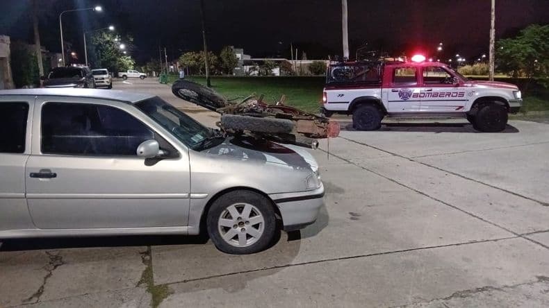 Una moto quedó sobre el capó de un auto tras un choque en el barrio Villa Progreso