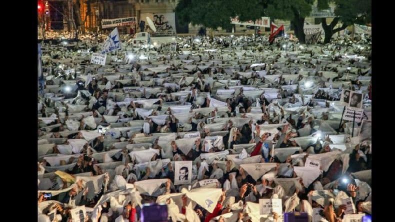 Una multitud desbordó la Plaza y a la hora señalada la pintó de blanco