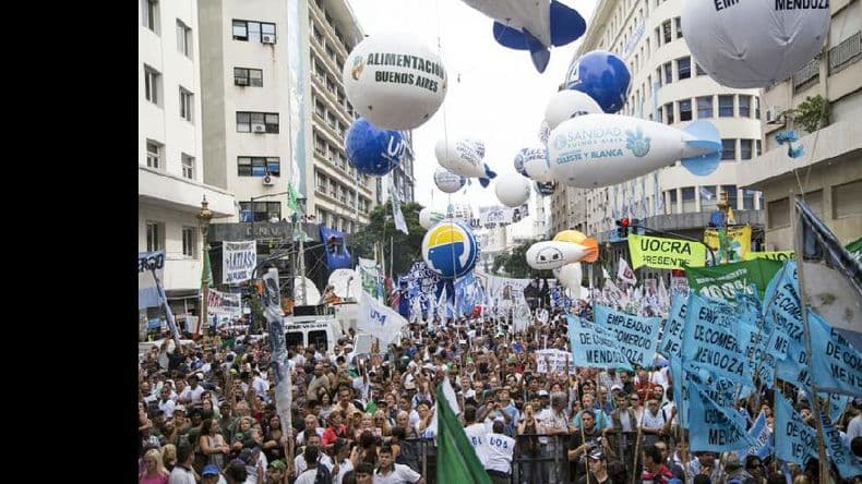 La CGT convocó a una multitud pero no le puso fecha al paro y hubo incidentes