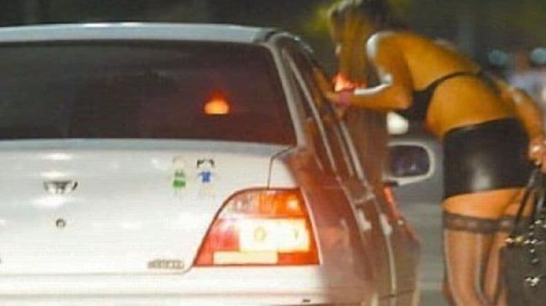 Denunció que un travesti le arrebató la mochila mientras se encontraba con un amigo en la vereda
