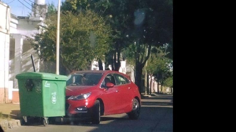Vandalismo urbano: atacaron contenedores y adornos navideños