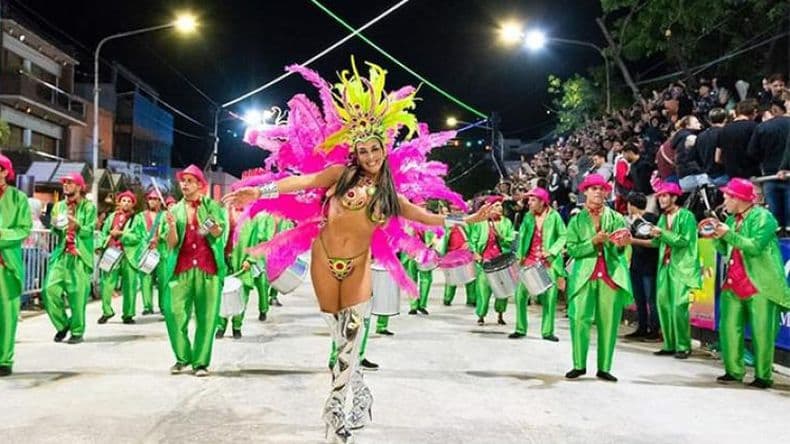 Pamela Molinari participa como bailarina y coreógrafa en el Carnavalincoln 2025