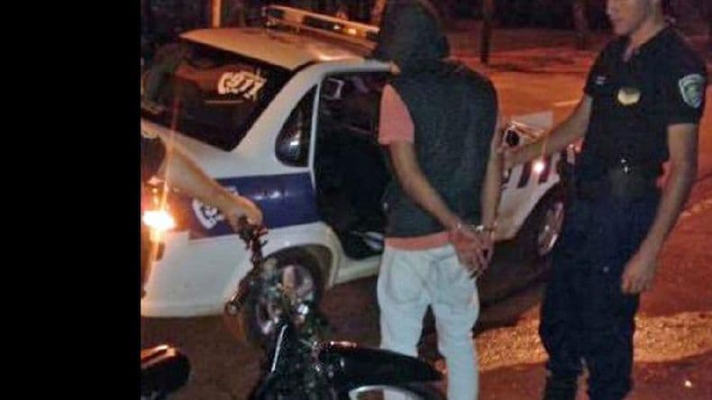 Dos delincuentes persiguieron a un joven para robarle la moto: uno de ellos fue aprehendido