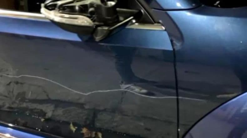 A una joven le hicieron un rayón en la carrocería del auto y desconfía de la ex pareja de su marido