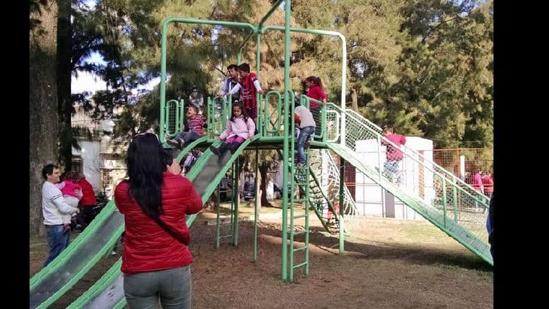 Aprobaron un pedido de semáforos peatonales en Avenida de Mayo y Colón y seguridad en los juegos de la Plaza 25