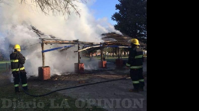 Un incendio destruyó uno de los quinchos del Club Gimnasia