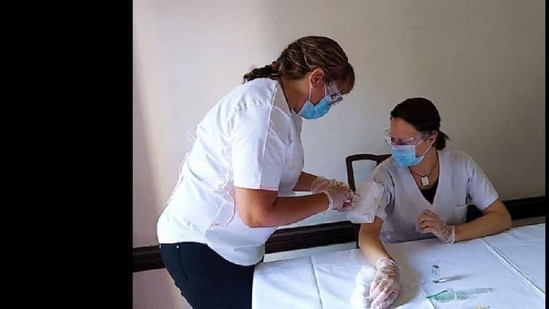 Cómo se capacitan los estudiantes de enfermería para vacunar contra el coronavirus