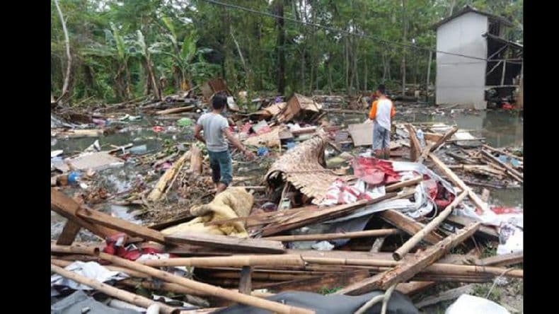 Indonesia: la lluvia dificulta los esfuerzos desesperados de los rescatistas tras el tsunami
