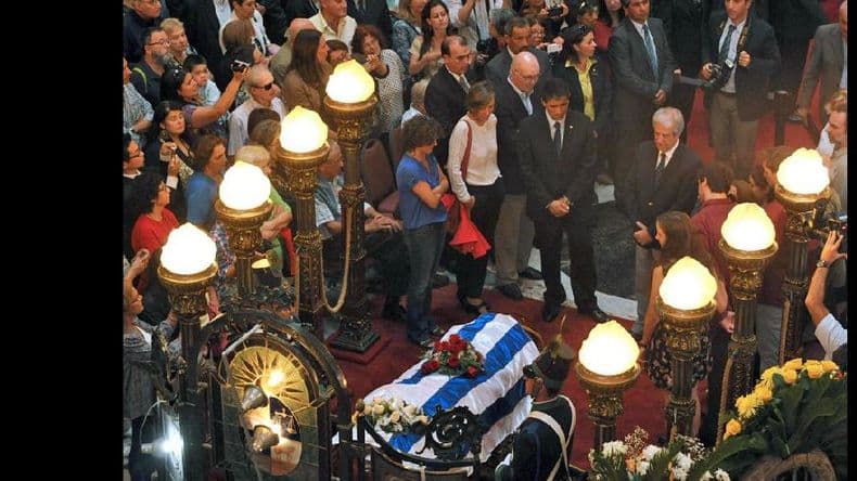 Funcionarios del Gobierno nacional estuvieron en el velatorio de Eduardo Galeano