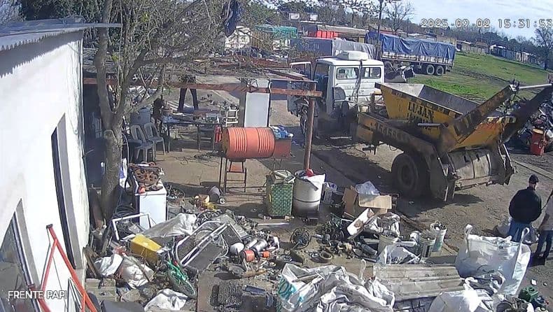 Casi fue una tragedia: El extremo de la cadena de un camión de volquetes impactó contra la cabeza de un hombre