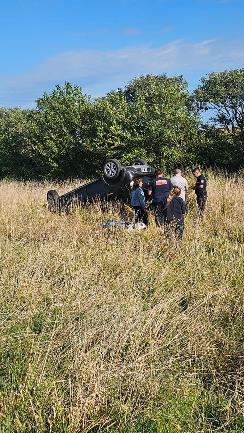 Los ocupantes de un auto resultaron ilesos tras despistar y volcar en la ruta 8