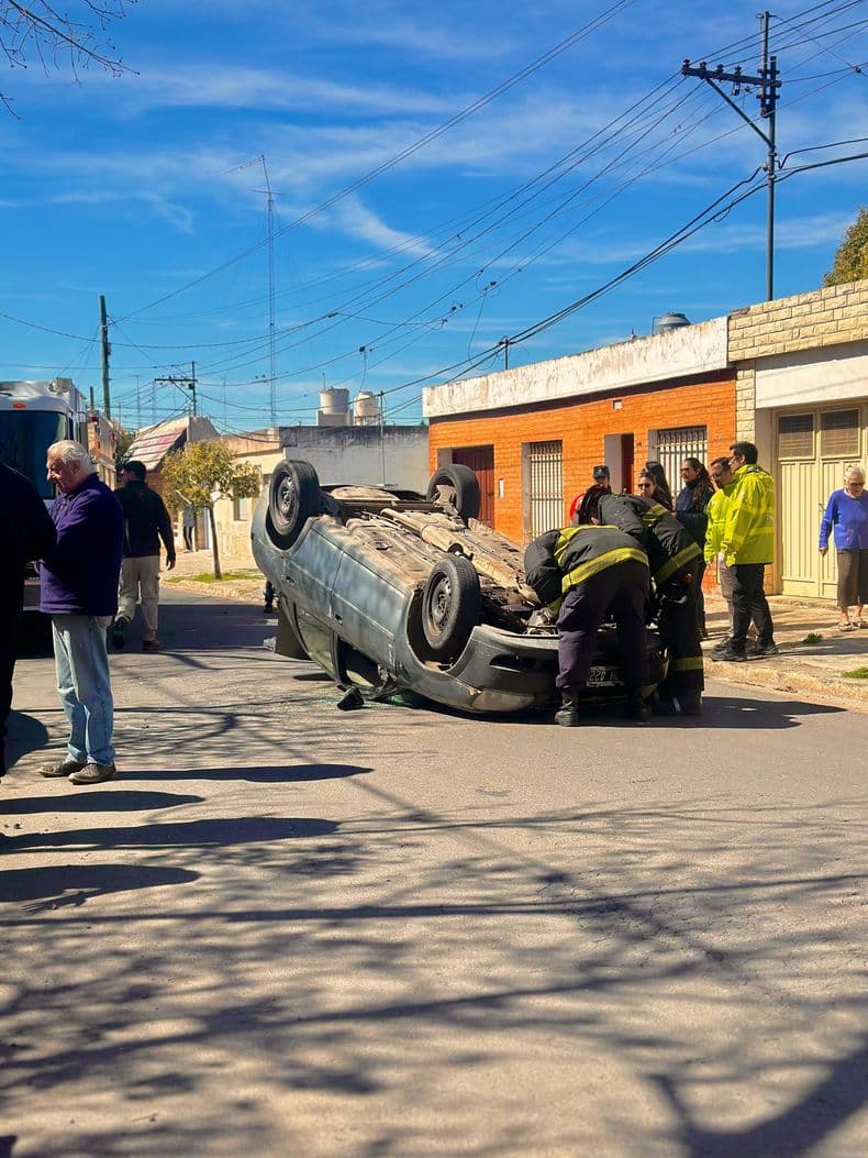 Un automóvil volcó tras rozar a un vehículo estacionado en calle Magallanes