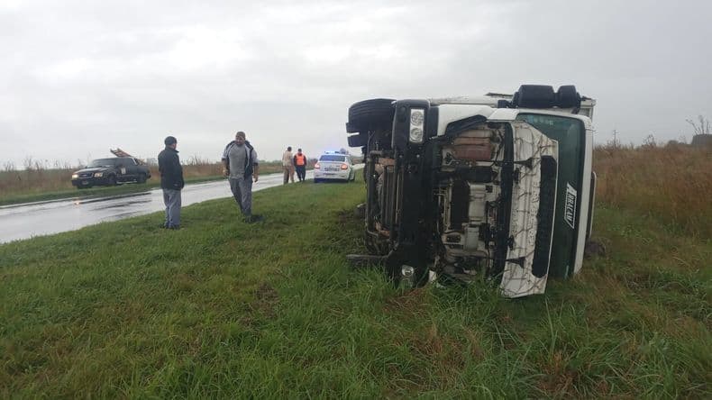 Volcó un camión con bebidas tras despistar en la ruta 188 a la altura de Peña
