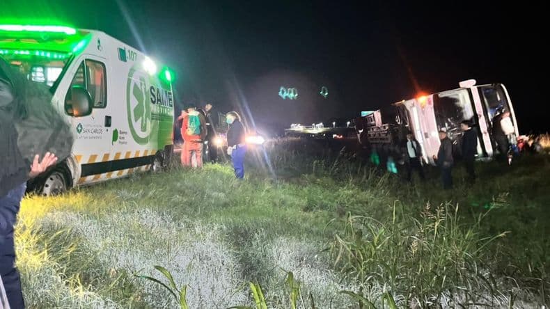 Rescatistas de Pergamino asistieron a víctimas de un vuelco de un colectivo en Capitán Sarmiento