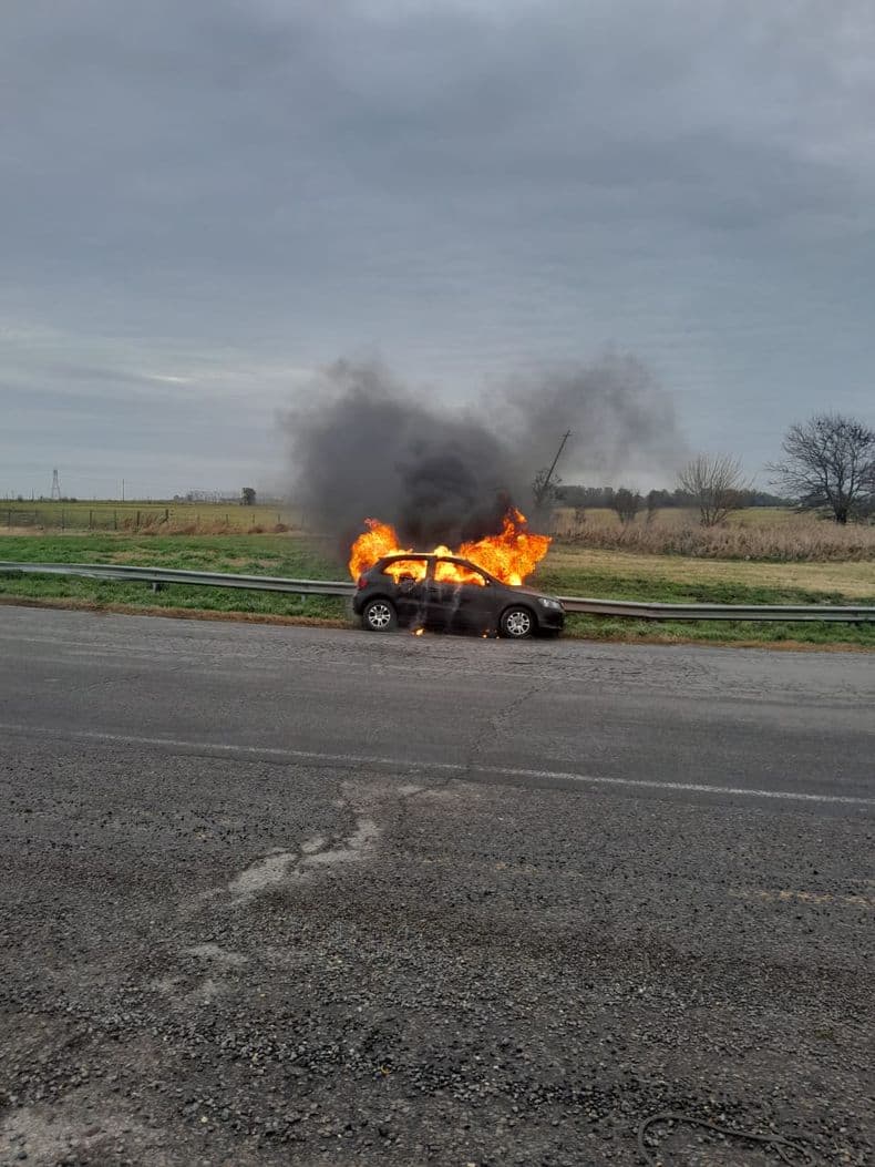 Voraz incendio de un automóvil en la ruta nacional 188 a la altura de la localidad de Acevedo