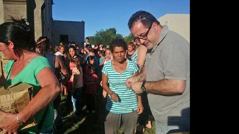 Aiello distribuyó mil cajas de Navidad del gobernador en barrios humildes