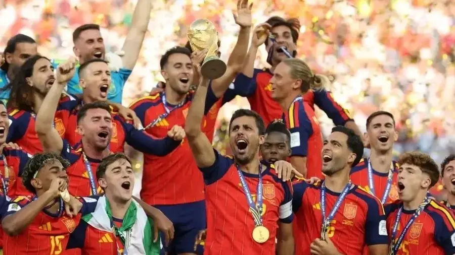 Amenazaron a un adolescente por celebrar el título de España en el Mundial 2026 con un estado de WhatsApp