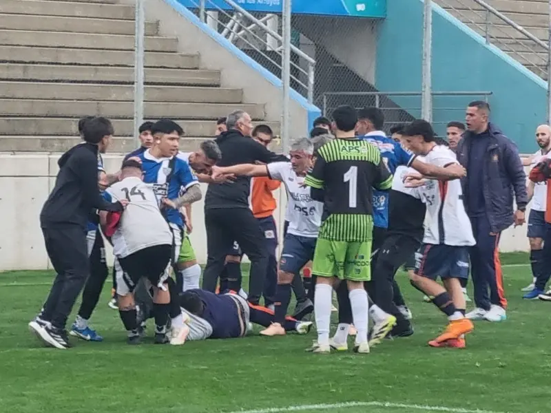 Batalla campal en un partido en San Nicolás: patearon a un jugador que abrazaba a su hijo y un kinesiólogo terminó internado