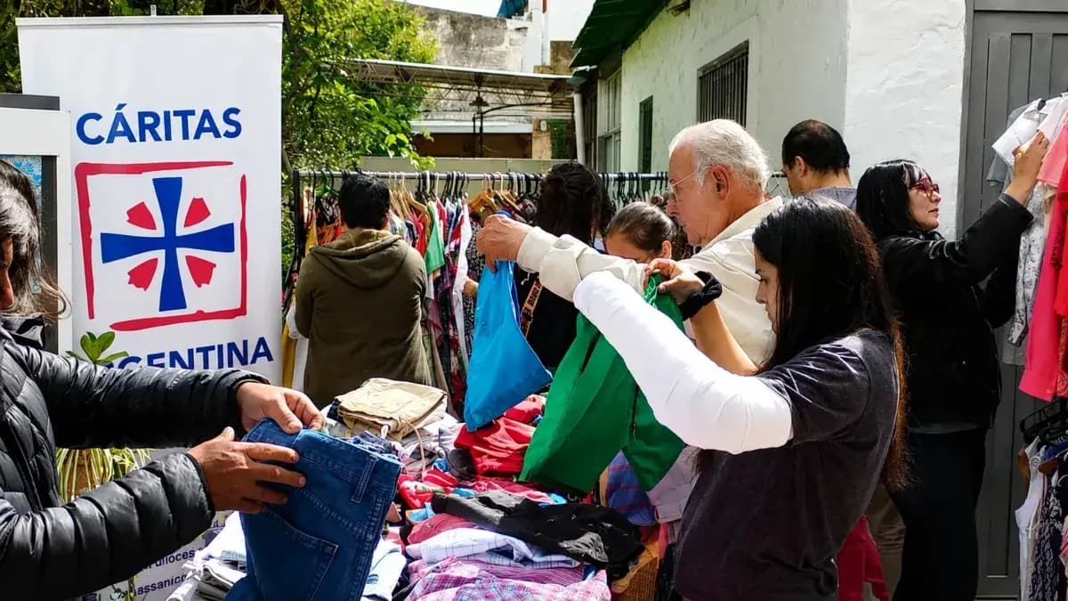 Cáritas San Nicolás realiza una nueva Feria del Patio para recaudar fondos destinados a comprar frazadas
