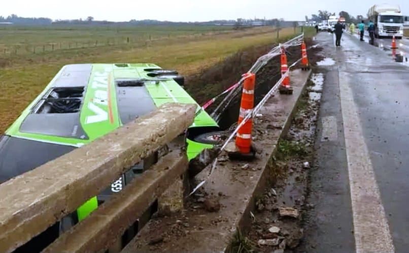 Carmen de Areco: Volcó un micro en la Ruta 7 y el chofer caminó 1,5 kilómetros con un brazo quebrado para pedir ayuda