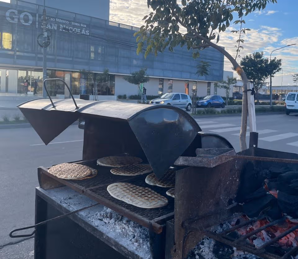 Desocupación en San Nicolás: impulsa la venta de tortas asadas como alternativa para generar ingresos