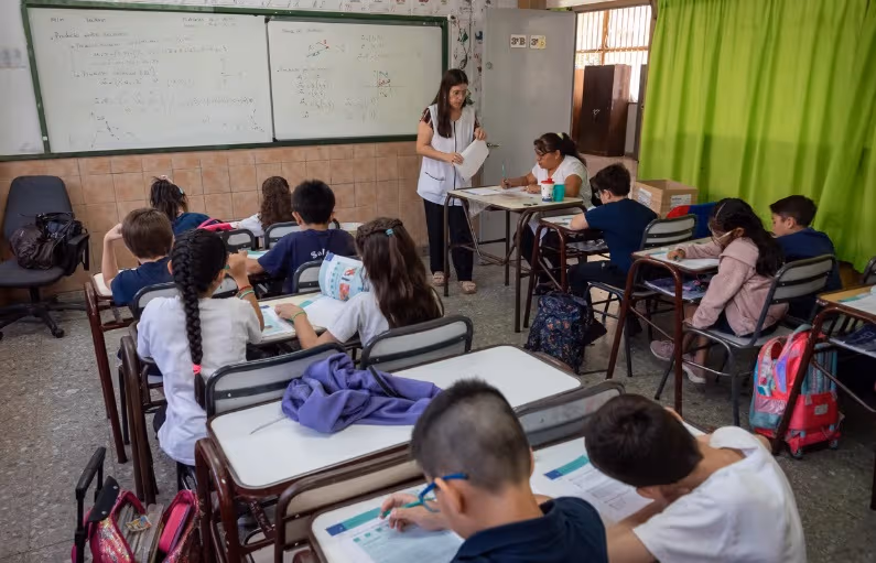 Docentes y estatales aceptan la oferta salarial de 7% en dos tramos