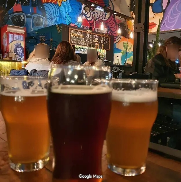Dos sujetos intentaron irse sin pagar la cuenta de cervezas y fueron retenidos por un mozo