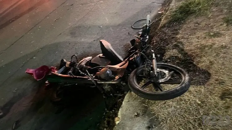 El conductor de una moto escapó corriendo, en forma sospechosa, tras chocar contra un auto en el barrio Centenario