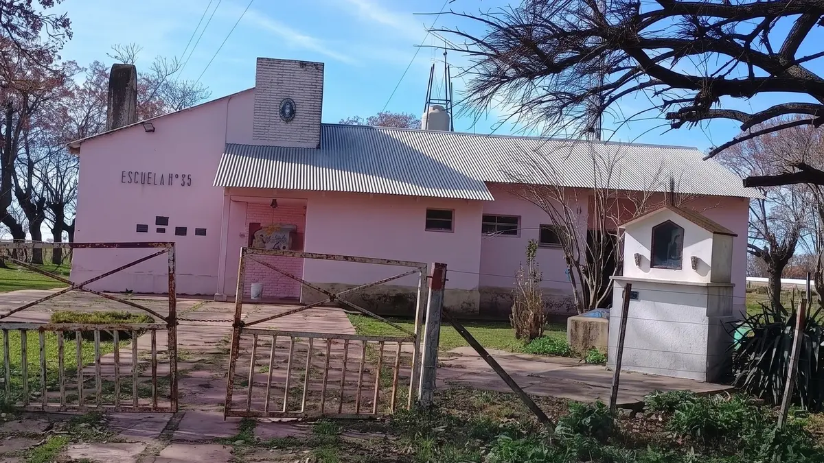 En el lugar donde la gente carga el celular en el enchufe de la Escuela: el que tiene electricidad se cree jefe de la comunidad