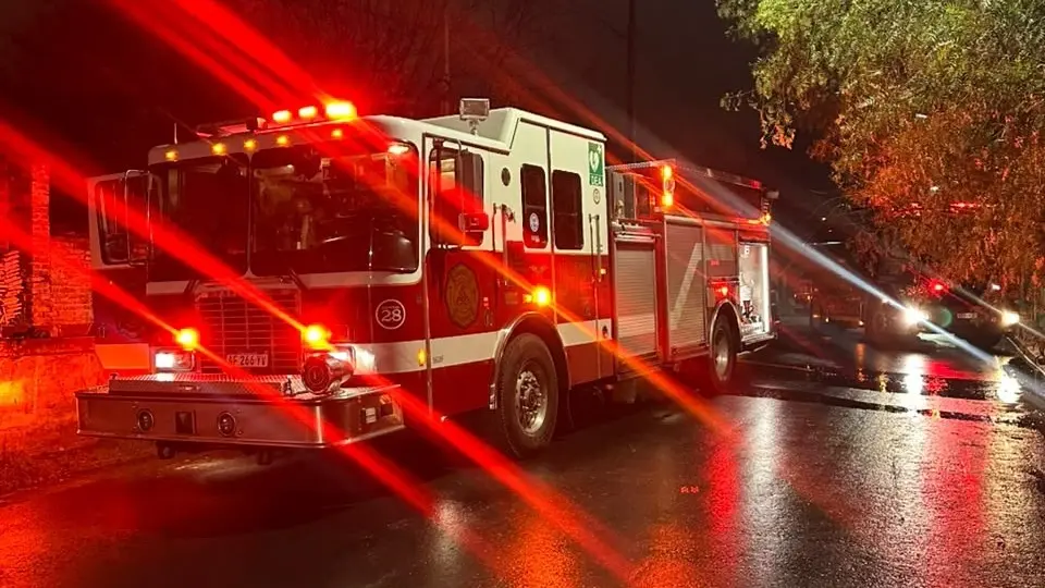 Incendio total en una vivienda del barrio Centenario: dos dotaciones trabajaron para apagar las llamas