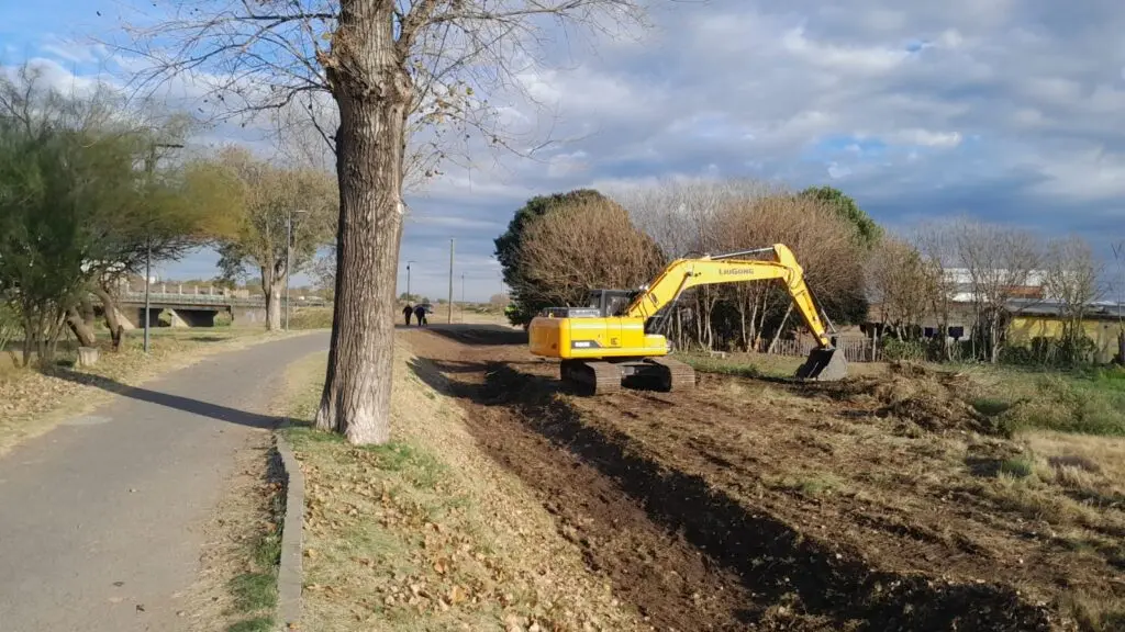 La limpieza de canales y desagües, una tarea permanente para prevenir anegamientos en Pergamino