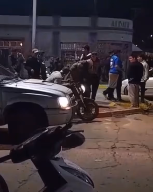Locura en Pérez Millán: un motociclista atropelló a dos adolescentes en los festejos